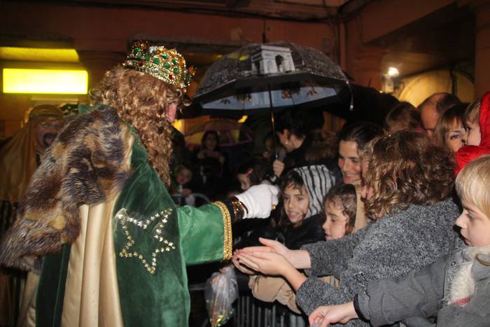 Zarauztarrek ilusioz beterik eta euripean hartu dituzte Errege Magoak