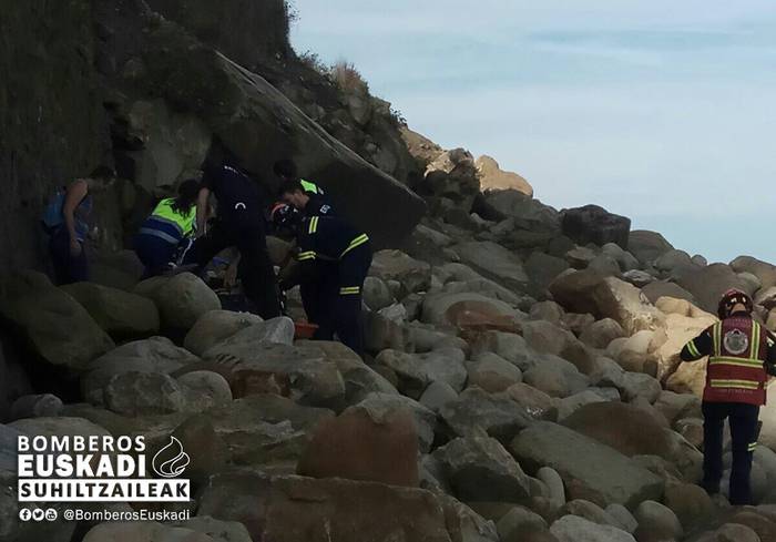 Onik atera dute Inpernupeko labarretara erori den gizonezkoa