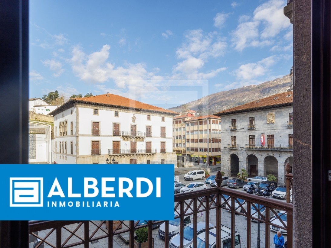 Alberdi Inmobiliaria: lau logelako etxebizitza handia herriko plazan