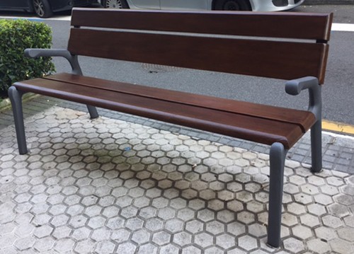 Kaleko aulkiak pintatzen ari da Udala