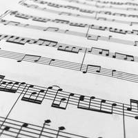 Musika eskolako hainbat instrumentu ikasleren emanaldia