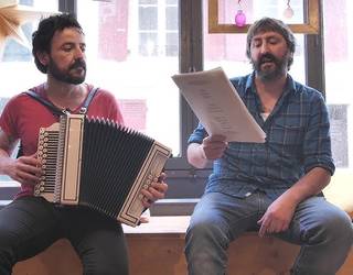 Eskuragai daude Xabi Solanoren eta Jon Garmendiaren 'Bidasoatik harago' ikuskizunerako sarrerak