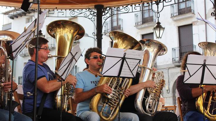 IX. Tuba Jaialdiko kontzertuak musikaz jantzi du plaza