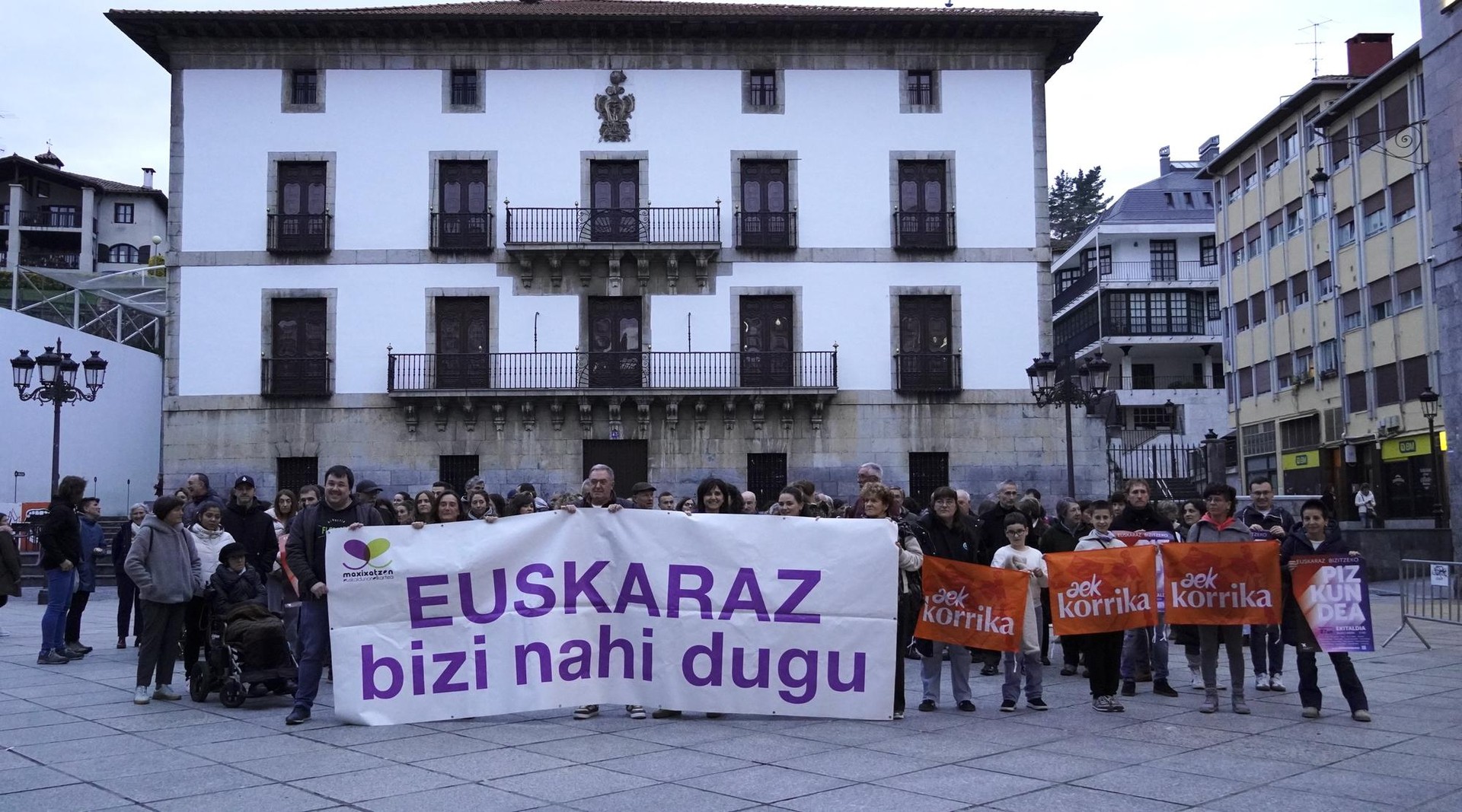 Euskarak etorkizuna "jokoan" duelakoan, batasunerako deia egin du euskaltzale andanak