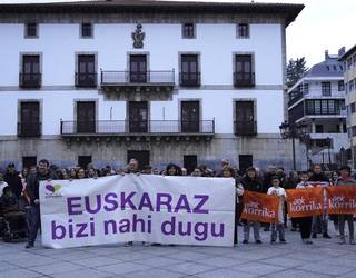 Euskarak etorkizuna "jokoan" duelakoan, batasunerako deia egin du euskaltzale andanak