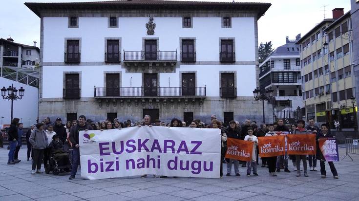 Euskarak etorkizuna "jokoan" duelakoan, batasunerako deia egin du euskaltzale andanak