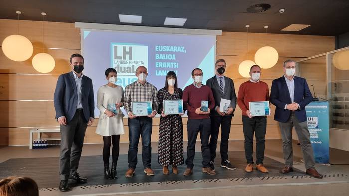 Dualean euskara sustatzeko egindako lana aitortu diete Izarraitz Lanbide Heziketari eta Astigarraga Kit Line enpresari