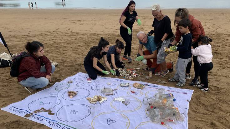 Mikroplastikoak biltzeko ekintza egin dute gaur goizez Zarauzko hondartzan