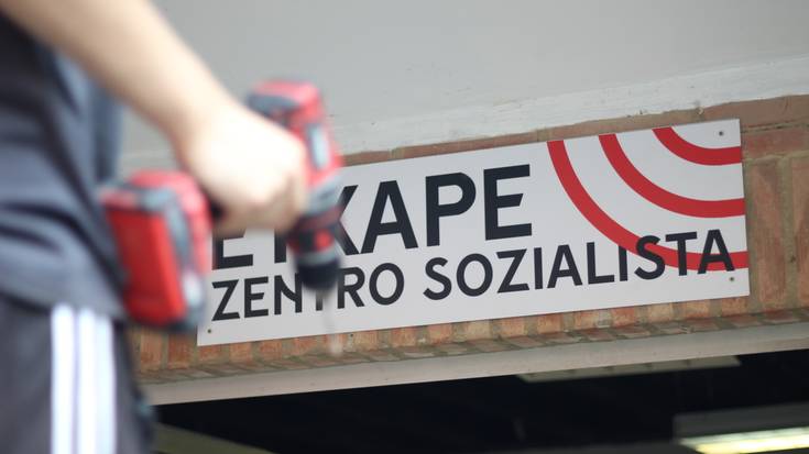 Etxape atontzeko auzolana egin dute zenbait herritarrek