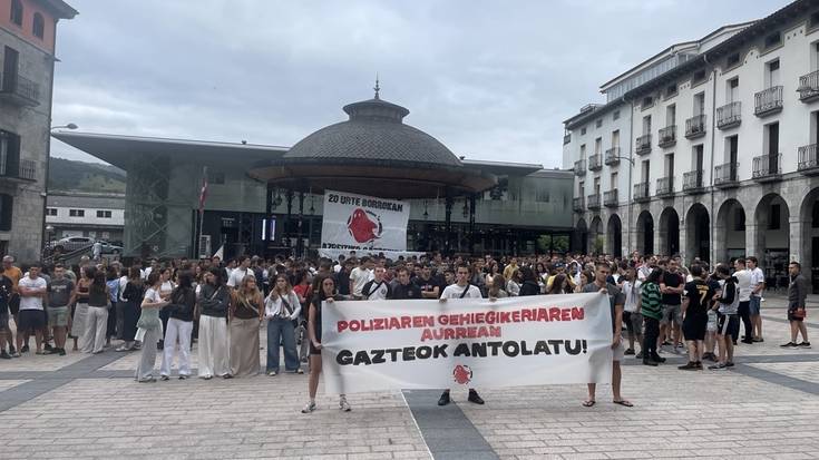 Poliziaren indarkeria eta gazteen kontrako kriminalizazioa salatu dituzte elkarretaratze jendetsu batean