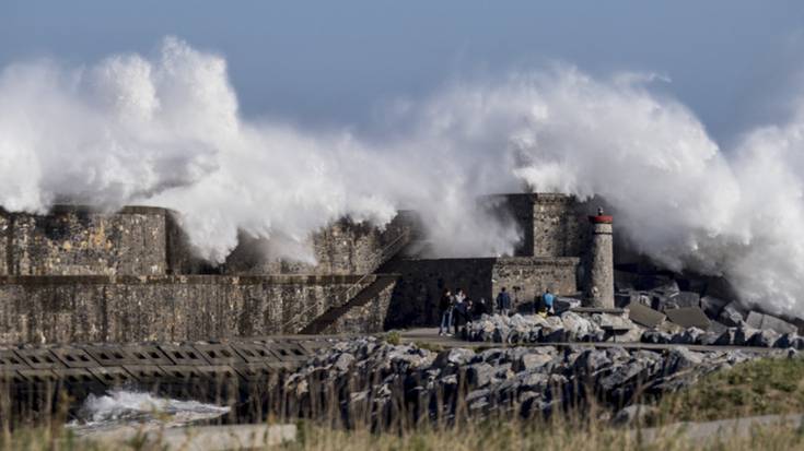 Olatuen edertasunaz gozatu ahal izan da gaur goizean