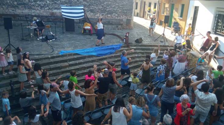 Jendetza batu da Mari kalean Esti Curiel eta Maria Zubimendiren ipuin musikatuan
