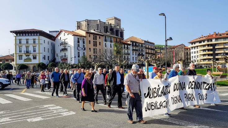 Manifestazioa egin dute pentsiodunek herriko kaleetan zehar