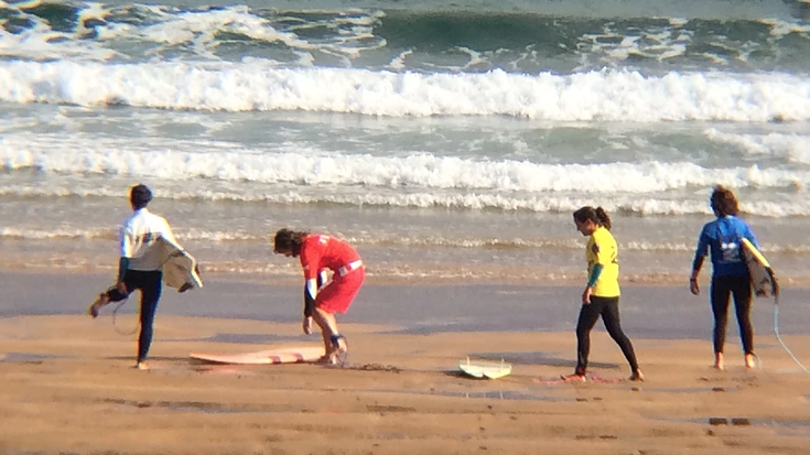 'Emakumea surflari' programako saioak egingo dira Zumaian