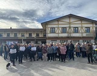 Aurreneko protesta eginda, astero bilduko dira herritarrak osasun zerbitzu hobea eskatzeko