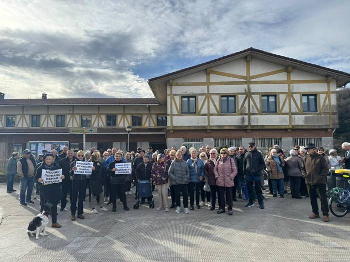 Aurreneko protesta eginda, astero bilduko dira herritarrak osasun zerbitzu hobea eskatzeko