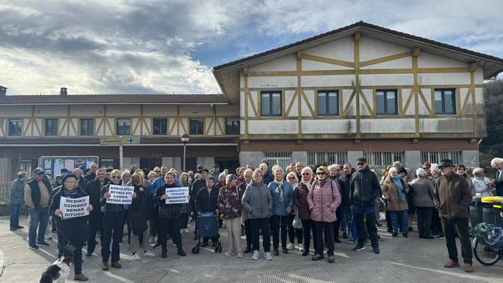 Aurreneko protesta eginda, astero bilduko dira herritarrak osasun zerbitzu hobea eskatzeko