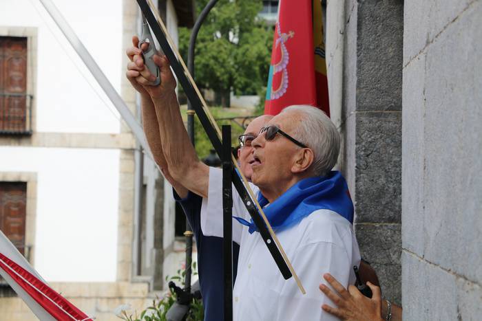 Plaza leporaino zela eta txupinazoa botata, hasi dira andremariak