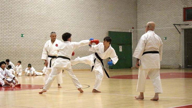 Oporretan atarian, orain arte ikasitakoak erakutsi dituzte Kanku karate eskolakoek