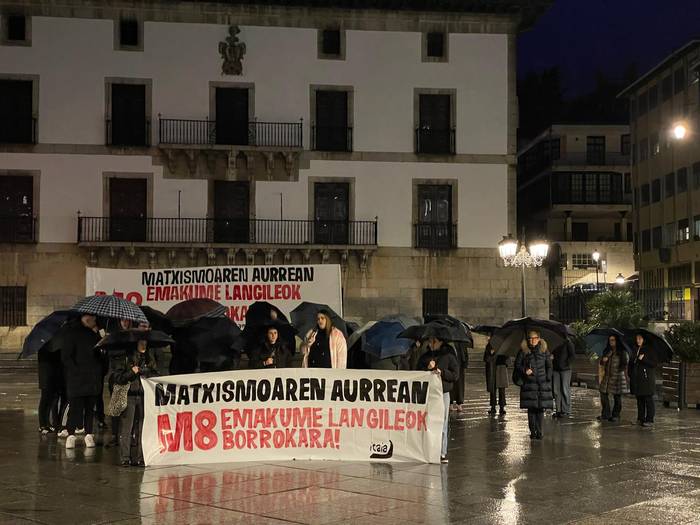 Irungo hilketa matxistaren kontra elkarretaratzea egin dute dozenaka lagunek