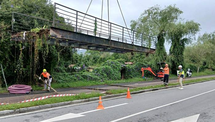 Asti errekako zubi zaharra kendu dute