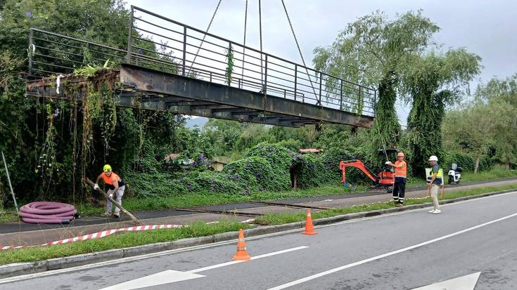 Asti errekako zubi zaharra kendu dute