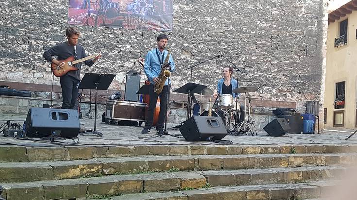 [BIDEOA] Nevermind Trio Mari kalean, Musika Jaialdian