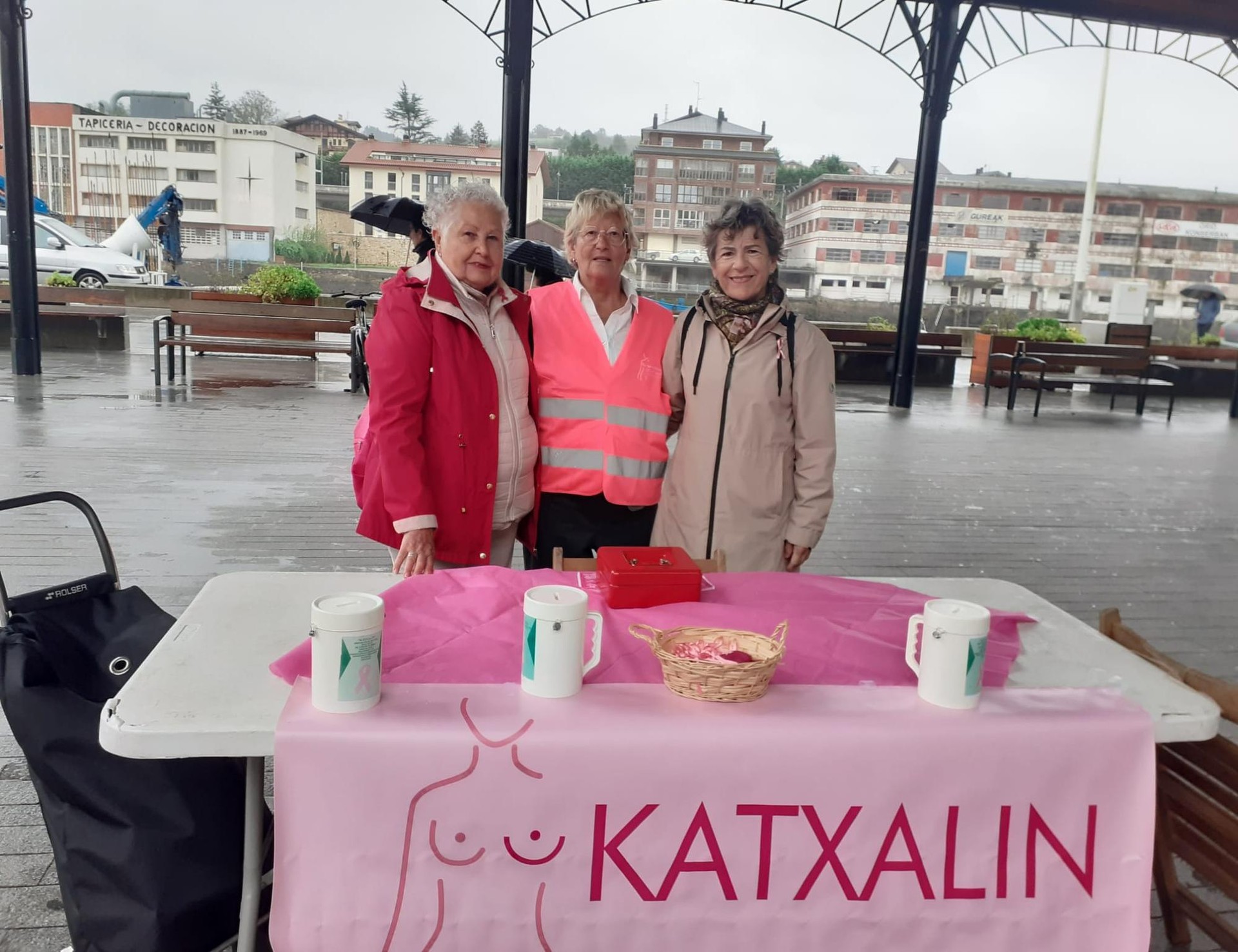 Katxalin elkartea bularreko minbiziaz informatzen ariko da ostegunean Herriko Plazan