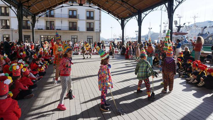Zaragueta Eskolako ikasleek kolorez eta musikaz bete dute plaza ingurua
