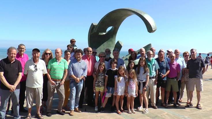 Jose Luis Lasaren Surflariari omenez eskultura  inauguratu dute