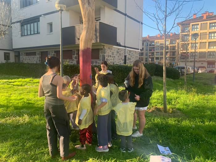 Zuhaitza margotu dute, oroimenaren eta konpromisoaren sinbolo iraunkor gisa