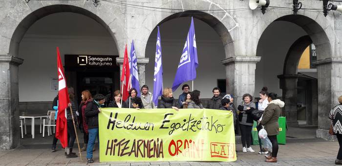 Azkoitiko eta Azpeitiko adinekoen egoitzetako langileak eskuorriak banatzen aritu dira