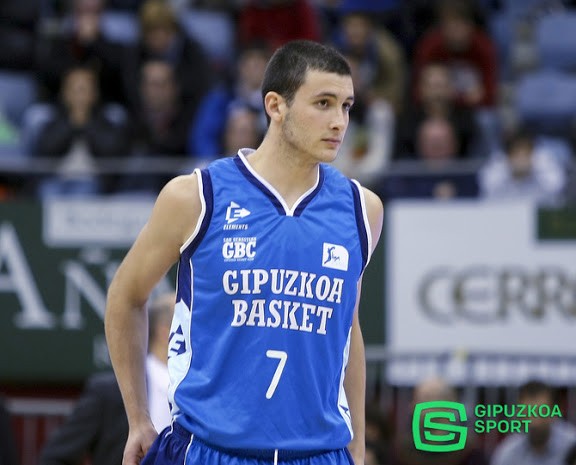Xabier Oroz saskibaloi jokalariak beste lau urtez jokatuko du Gipuzkoa Basketekin