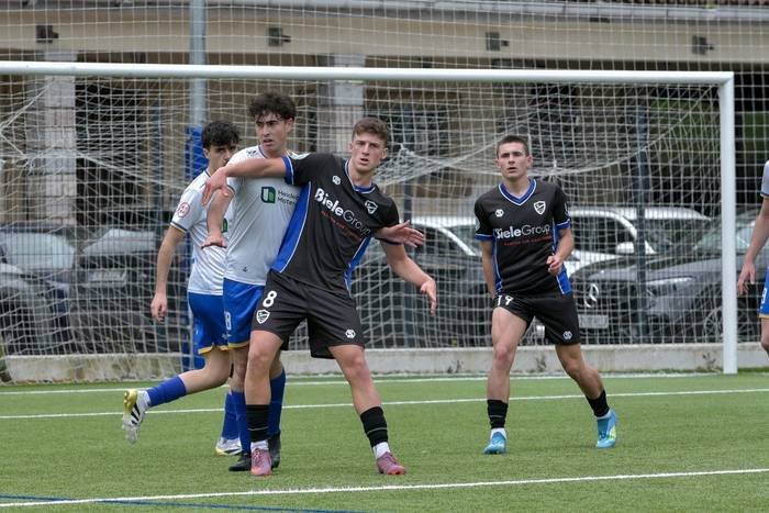 Etxetik kanpo puntu eskasa gizonek, eta garaipen ona emakumeek