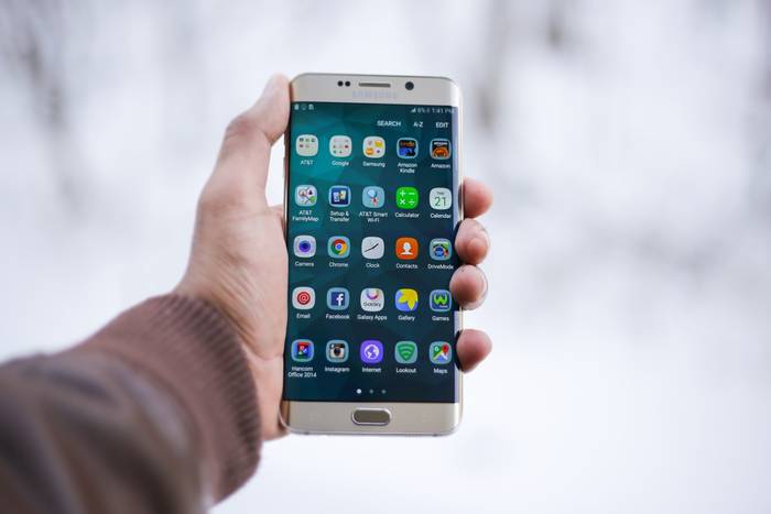 Migratzaileentzako eskuko telefonoak bilduko dituzte Azkoitian eta Azpeitian