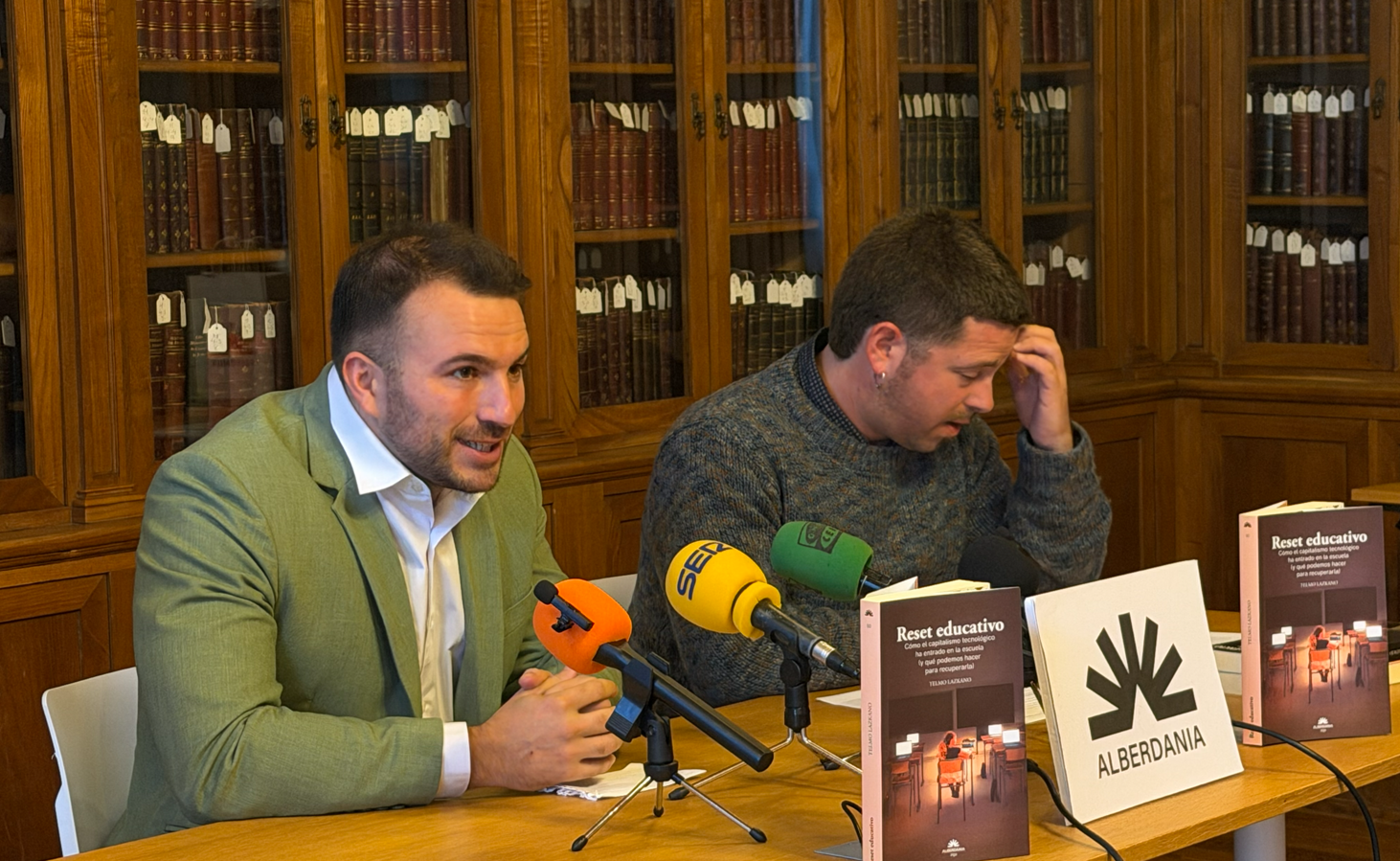 Hezkuntzaren digitalizazioak ezkutatzen dituen alde ilunak argitara, Telmo Lazkanoren 'Reset educativo' liburuan