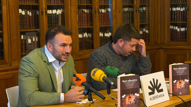 Hezkuntzaren digitalizazioak ezkutatzen dituen alde ilunak argitara, Telmo Lazkanoren 'Reset educativo' liburuan