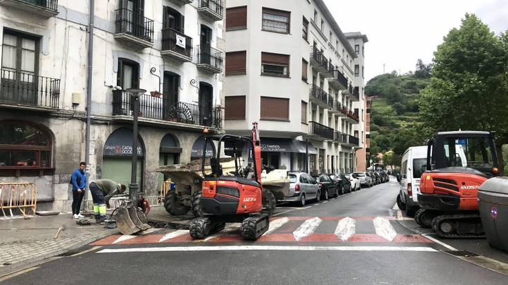 Ur saneamendu sarea hobetzeko lanak egiten ari dira Perez Arregi plazaren ondoan