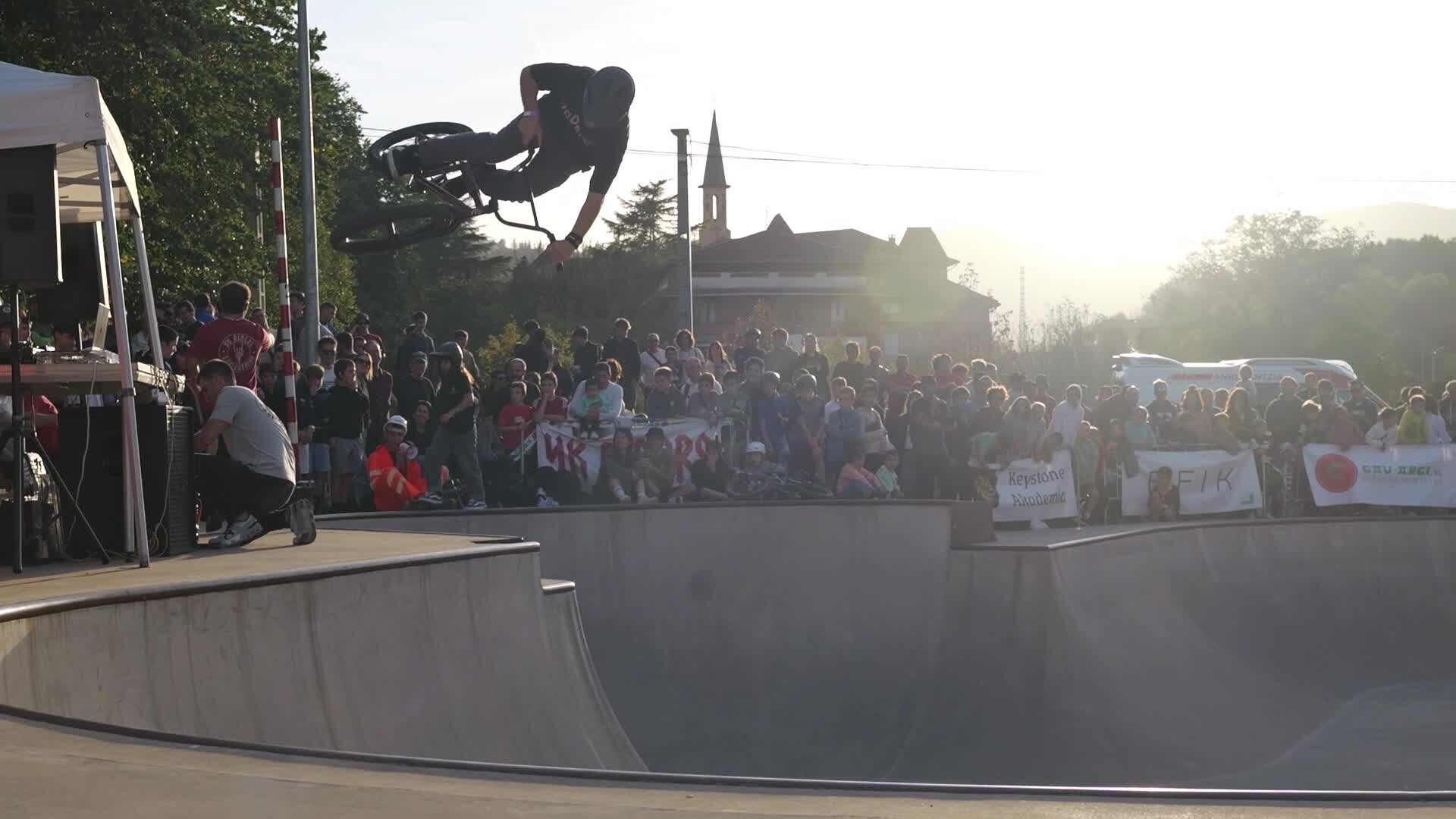 Giro bikaina sortu da skate parkeko erakustaldiaren bueltan