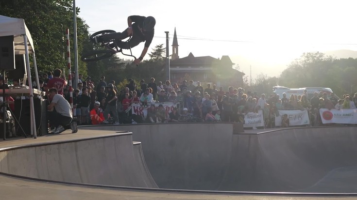 Giro bikaina sortu da skate parkeko erakustaldiaren bueltan