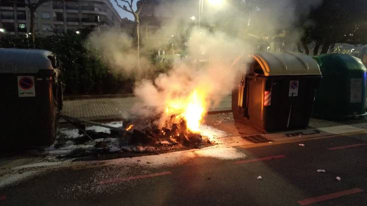 Asteburuan edukiontziak erre izana gaitzetsi du udal elkarteak