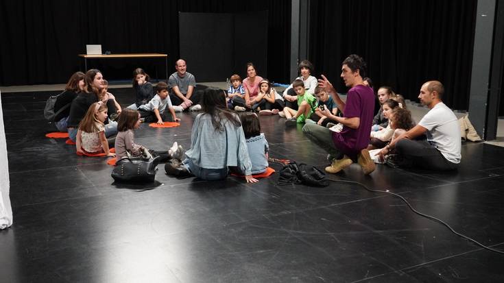 Emanaldiaren aurretik, itzal antzerkiaren sekretuak azaleratzeko tailerra