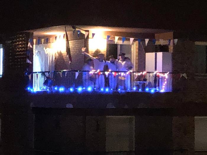 Balkoietan egin dute aurten ere Zestoan Santa Kutz bezperako danborrada