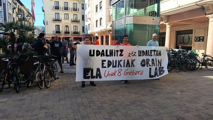 Udal langileek elkarretaratzea egin dute gaur goizean