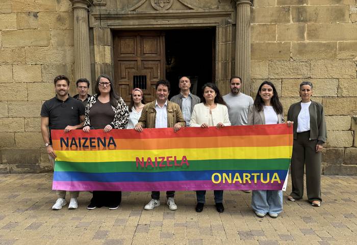 Zarauzko Udalak bat egin du LGTBIfobiaren aurkako Nazioarteko Egunarekin