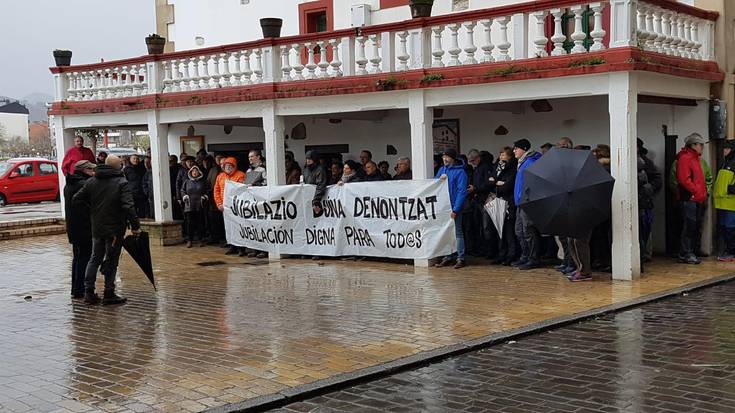 Pentsiodunak Estalapean elkarretaratu dira gaur, pentsio duinak eskatzeko