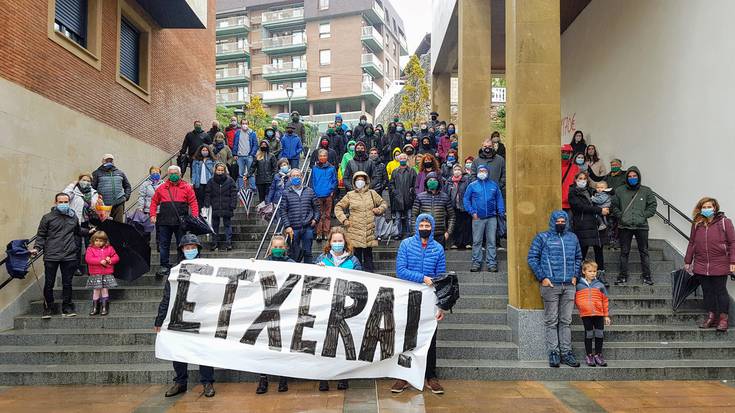 Preso eta iheslarien eskubideen alde elkarretaratu dira gaur Zumaian