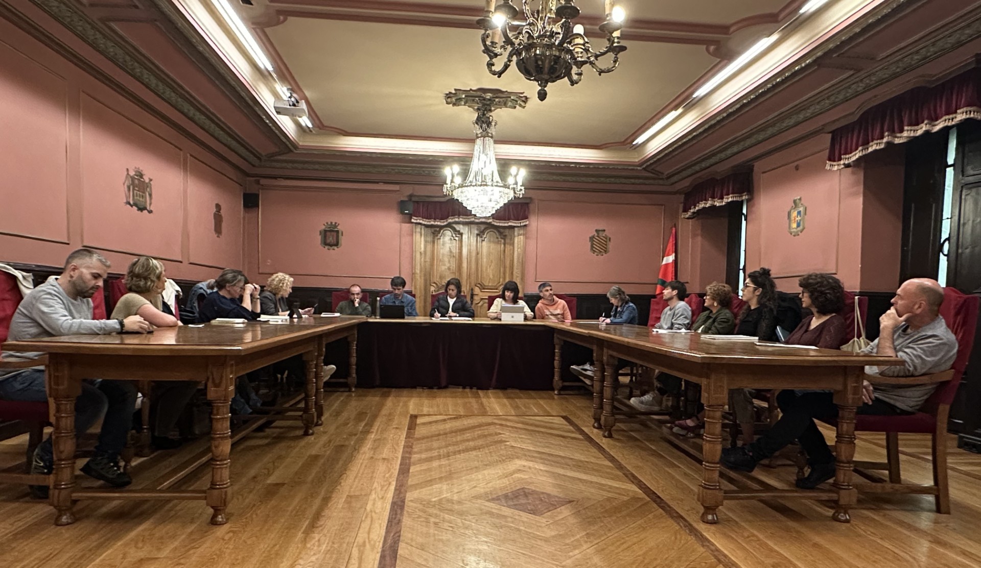 Lan jazarpenaren gaineko protokoloa eta Gazari buruzko EAJren mozioa, uztaileko lehen udalbatzarrean