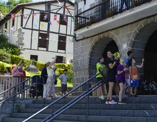 Eguerdian txupinazoa botata, sanpedroetan murgildu dira Beizaman