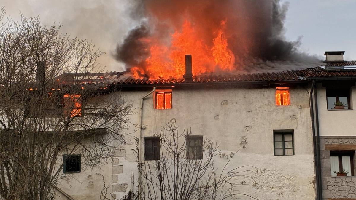 Azkoitia eta Azpeitia arteko Beristain baserrian piztutako sua kontrolpean dute suhiltzaileek